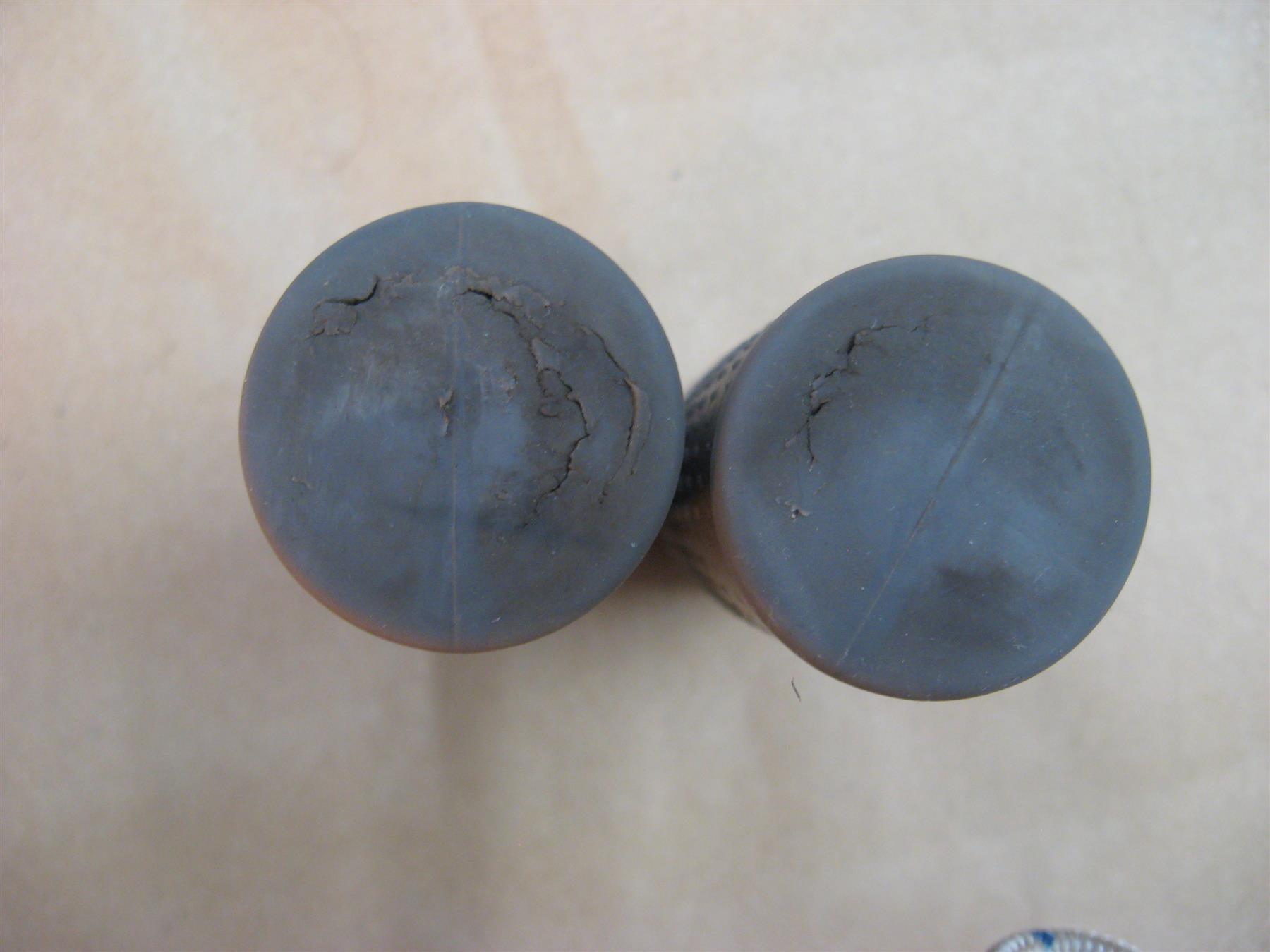 USED HANDLEBAR GRIPS FITS AOVO PRO SCOOTER USED HANDLEBAR GRIPS FITS AOVO PRO SCOOTER - Electric Maxx